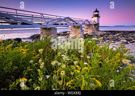 Dämmerung bricht über dem Marshall Point Lighthouse in der Nähe von Port Clyde, Maine. Der Leuchtturm wurde 1832 auf einem felsigen Punkt des Landes in der Nähe der Mündung von Port Clyde Hafen gebaut und war in den großen Motion picture Forrest Gump. Stockfoto