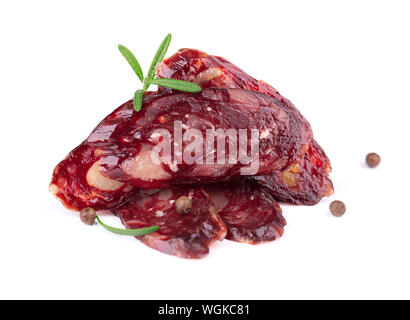 Pferd wurst Scheibe mit Rosmarin und Pfeffer. Leckere getrocknete Wurst,, schließen auf weißem Hintergrund. Stockfoto