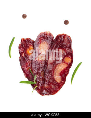 Pferd wurst Scheibe mit Rosmarin und Pfeffer. Leckere getrocknete Wurst,, schließen auf weißem Hintergrund. Stockfoto
