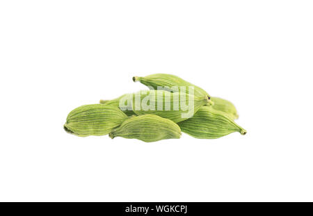 Kardamomen auf weißem Hintergrund. Grüner Kardamom Samen. Freistellungspfaden. Stockfoto