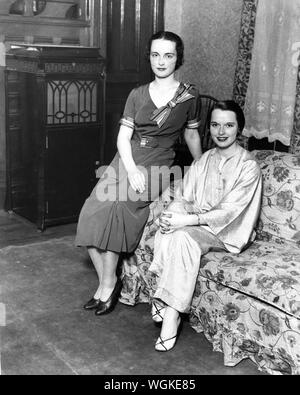 LOUISE BROOKS (rechts) mit ihrer jüngeren Schwester JUNI BROOKS 1931 Stockfoto