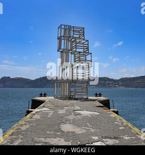 Lissabon, Portugal - Juli 26, 2019: Moderne Kunst Skulptur an den Ufern des Tejo in Belem. Stockfoto