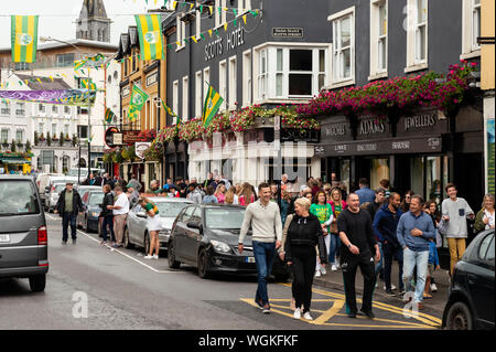 Killarney Match Day und die Menge der Fans des GAA Football in College Street Killarney, County Kerry, Irland Stockfoto