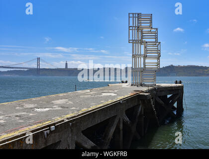 Lissabon, Portugal - Juli 26, 2019: Moderne Kunst Skulptur an den Ufern des Tejo in Belem. Stockfoto