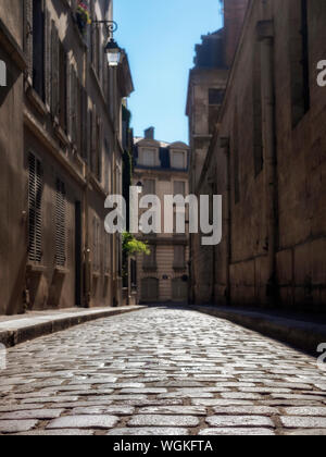 PARIS, FRANKREICH - 04. AUGUST 2018: Blick auf eine ruhige gepflasterte Straße im Quartier Latin Stockfoto