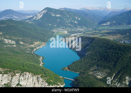 LUFTAUFNAHME. Oberer Teil des Castillon-Sees mit der Stadt Saint-André am Ende des Sees. Alpes de Haute-Provence, Frankreich. Stockfoto