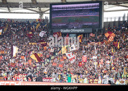 Als Roma Fans während der Serie ein Match zwischen Lazio und AS Rom im Olympiastadion. (Endstand: Lazio 1:1 AS Roma) Stockfoto