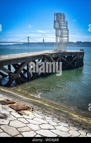 Lissabon, Portugal - Juli 26, 2019: Moderne Kunst Skulptur an den Ufern des Tejo in Belem. Stockfoto