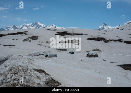 Schnee bedeckt Rothang Pass im Juni - Stockfoto