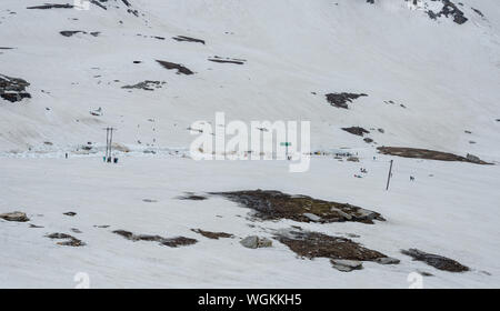 Schnee bedeckt Rothang Pass im Juni - Stockfoto