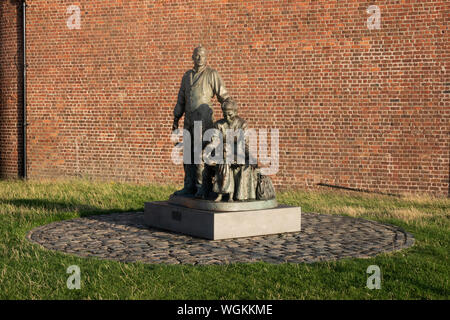 Legacy Skulptur am Albert Dock in Liverpool Stockfoto