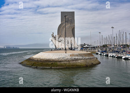 Lissabon, Portugal - 26. Juli 2019: Padrao dos Descobrimentos (Denkmal der Entdeckungen), mit Blick auf den Fluss Tejo in Belem. Stockfoto