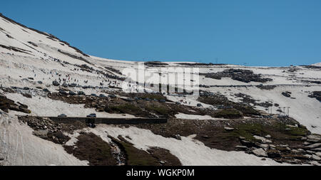 Touristische bei Schnee Rothang Pass im Juni - Stockfoto