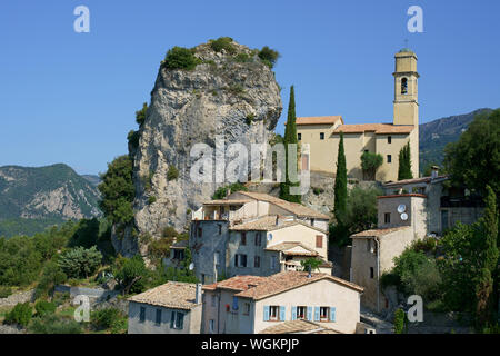 LUFTAUFNAHME von einem 6-Meter-Mast. Kalksteinmonolith, geneigt zu einer Kirche. Pierrefeu, Estéron Valley, Alpes-Maritimes, Frankreich. Stockfoto