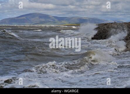 Walney Island, Cumbria, Großbritannien. 1. Sep 2019. UK Wetter. Ein breezy Tag mit Sonnenschein und Duschen von Walney Island, an der Küste von Cumbria. Blick auf die fernen Black Combe und den englischen Lake District. Credit: greenburn/Alamy leben Nachrichten Stockfoto