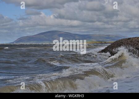 Walney Island, Cumbria, Großbritannien. 1. Sep 2019. UK Wetter. Ein breezy Tag mit Sonnenschein und Duschen von Walney Island, an der Küste von Cumbria. Blick auf die fernen Black Combe und den englischen Lake District. Credit: greenburn/Alamy leben Nachrichten Stockfoto