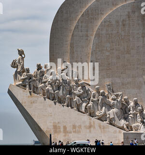 Lissabon, Portugal - 26. Juli 2019: Padrao dos Descobrimentos (Denkmal der Entdeckungen), mit Blick auf den Fluss Tejo in Belem. Stockfoto