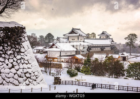 Kanazawa, Japan in das Schloss im Winter mit Schnee. Stockfoto