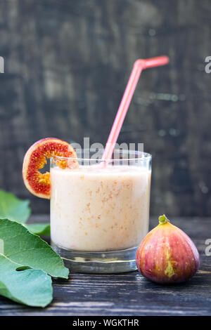 Gesunde Frucht Getränk mit Feigen Stockfoto