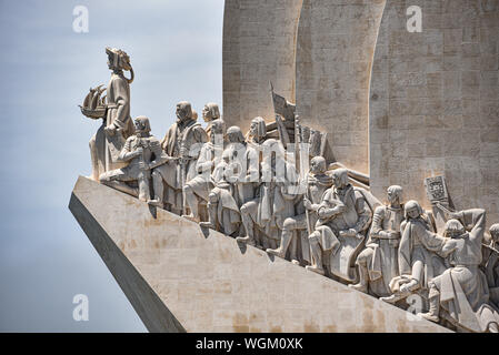 Lissabon, Portugal - 26. Juli 2019: Padrao dos Descobrimentos (Denkmal der Entdeckungen), mit Blick auf den Fluss Tejo in Belem. Stockfoto
