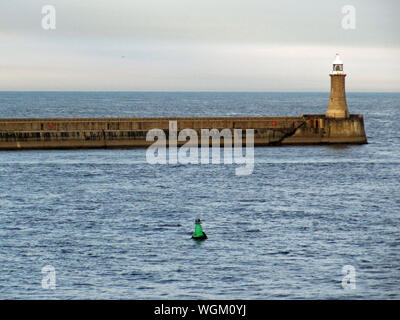 Blick vom Meer auf den Leuchtturm von Tynemouth Stockfoto