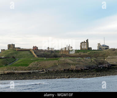 Blick auf den Fluss Tyne in Tynemouth Schloss mit Benediktinerpriorat Stockfoto