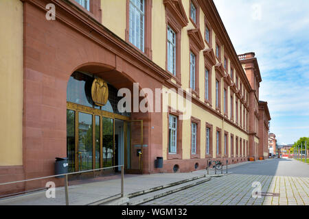 Mannheim, Deutschland - Juli 2019: Seitenansicht Fassade mit Haupteingang der alten historischen barocken Gebäude der öffentlichen Forschung Universität Mannheim Stockfoto