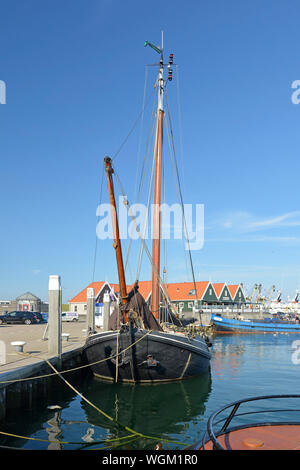 Oudeschild Texel / Niederlande - August 2019: Alte Segelboot am Dock verankert im Hafen auf der Insel Texel Oudeschild Stockfoto