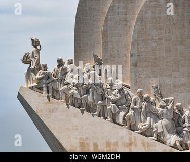 Lissabon, Portugal - 26. Juli 2019: Padrao dos Descobrimentos (Denkmal der Entdeckungen), mit Blick auf den Fluss Tejo in Belem. Stockfoto
