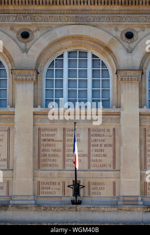 PARIS, FRANKREICH - 04. AUGUST 2018: Außenansicht der Sainte-Genevieve Bibliothek (Bibliotheque Sainte-Genevieve) auf der Rue Cujas mit eingravierten Namen Stockfoto