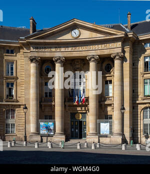 PARIS, FRANKREICH - 04. AUGUST 2018: Eingang zur Universität von Paris Faculte de Droit - Sorbonne Stockfoto