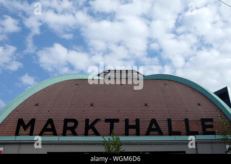 Eine Nahaufnahme der Markthalle Dach, Basel, Schweiz Stockfoto