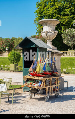 PARIS, FRANKREICH - 04. AUGUST 2018: Vintage-Spielzeug-Segelboot zum Mieten in den Jardin du Luxembourg Stockfoto