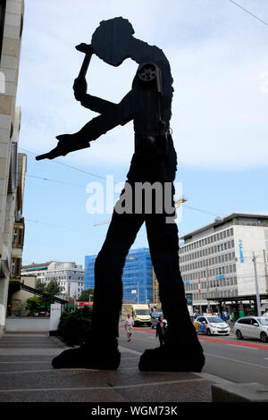 Hämmern Mann, eine riesige Skulptur des amerikanischen Künstlers Jonathan Borofsky. Basel, Schweiz Stockfoto