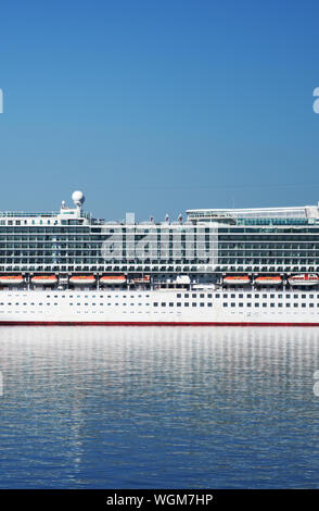 Teil der riesigen weißen Kreuzfahrtschiff im Hafen festgemacht. Stockfoto