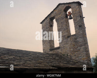 Alte steinerne Glockenturm einer romanischen Kirche. Comer See - Italien Stockfoto