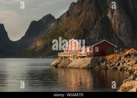 Schönes kleines Haus in einem See oder in einem großen Fluss Berg Hintergrund Stockfoto