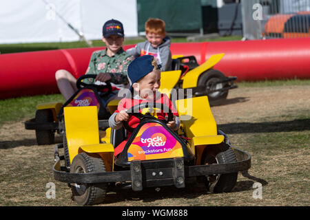 TOWCESTER, VEREINIGTES KÖNIGREICH. 01 Sep, 2019. Kinder genießen die Go-Kart-Bahn während der Präsentation nach winnerÕs SundayÕs Rennen der FIA World Endurance Championship mit 4 Stunden Silverstone Silverstone Circuit am Sonntag, September 01, 2019 in TOWCESTER, ENGLAND. Credit: Taka G Wu/Alamy leben Nachrichten Stockfoto