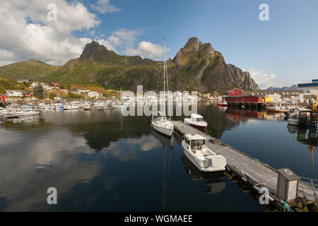 Schönes Boot und Yacht in einem See oder in einem großen Fluss Berg Hintergrund Stockfoto