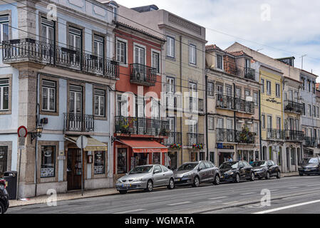 Lissabon, Portugal - Juli 26, 2019: Bunte Türen und Balkone im historischen Viertel von Belem. Stockfoto