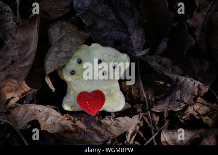 Zwei Dekoration weißen Teddybären mit roten Herzen auf eine getrocknete Blätter Stockfoto
