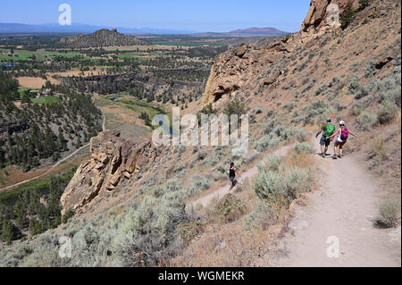 Wanderer auf Elend Ridge Trail in Smith Rock State Park in der Nähe von Terrebonne, Oregon an einem wolkenlosen Sommertag. Stockfoto