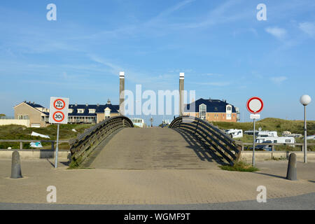 De Koog, Texel / Niederlande - August 2019: Brücke zum Strand "Paal 20' auf der Insel Texel. Stockfoto