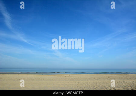 Leere Sandstrand und Meer mit strahlend blauen Himmel an einem sonnigen Sommertag auf der Insel Texel in den Niederlanden Stockfoto