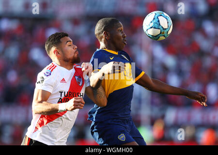 Buenos Aires, Argentinien - September 01, 2019: Hurtado springen für den Ball gegen Milton Casco in der monumentalen Stadion in Buenos Aires, Argentinien Stockfoto