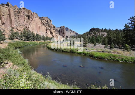 Crooked River schlängelt sich durch Smith Rock State Park, Oregon auf klaren, wolkenlosen Sommertag. Stockfoto