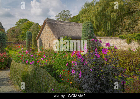 Blick auf das Pfarrhaus mit seinen gepflegten Rändern und schöne Bepflanzung im Gartenhaus, devon Stockfoto