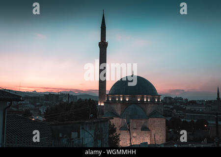 Sinan Pascha Moschee von Prizren, Kosovo in den Sonnenuntergang am Abend Stockfoto