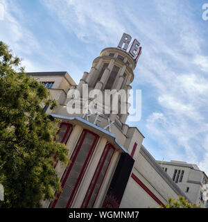 PARIS, FRANKREICH - 04. AUGUST 2018: Das Grand Rex-Kino auf dem Boulevard Poissonniere mit seinem Art-Deco-Turm Stockfoto