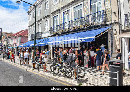 Lissabon, Portugal - 26. Juli 2019: Massen von Besuchern außerhalb des pasteis de belem Bäckerei und Cafe in Lissabon Stockfoto